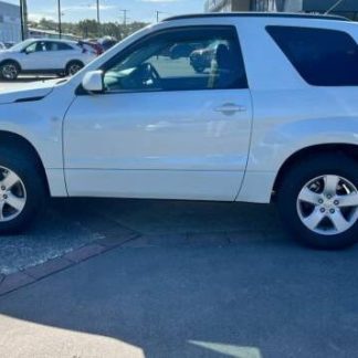 White Suzuki Grand Vitara 8
