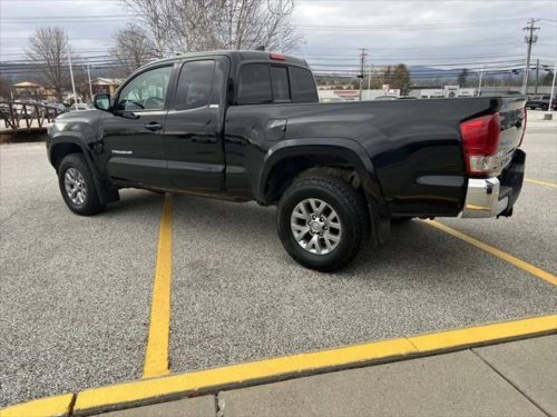 2018 Toyota Tacoma SR5 4dr Access Cab 4WD - Image 2